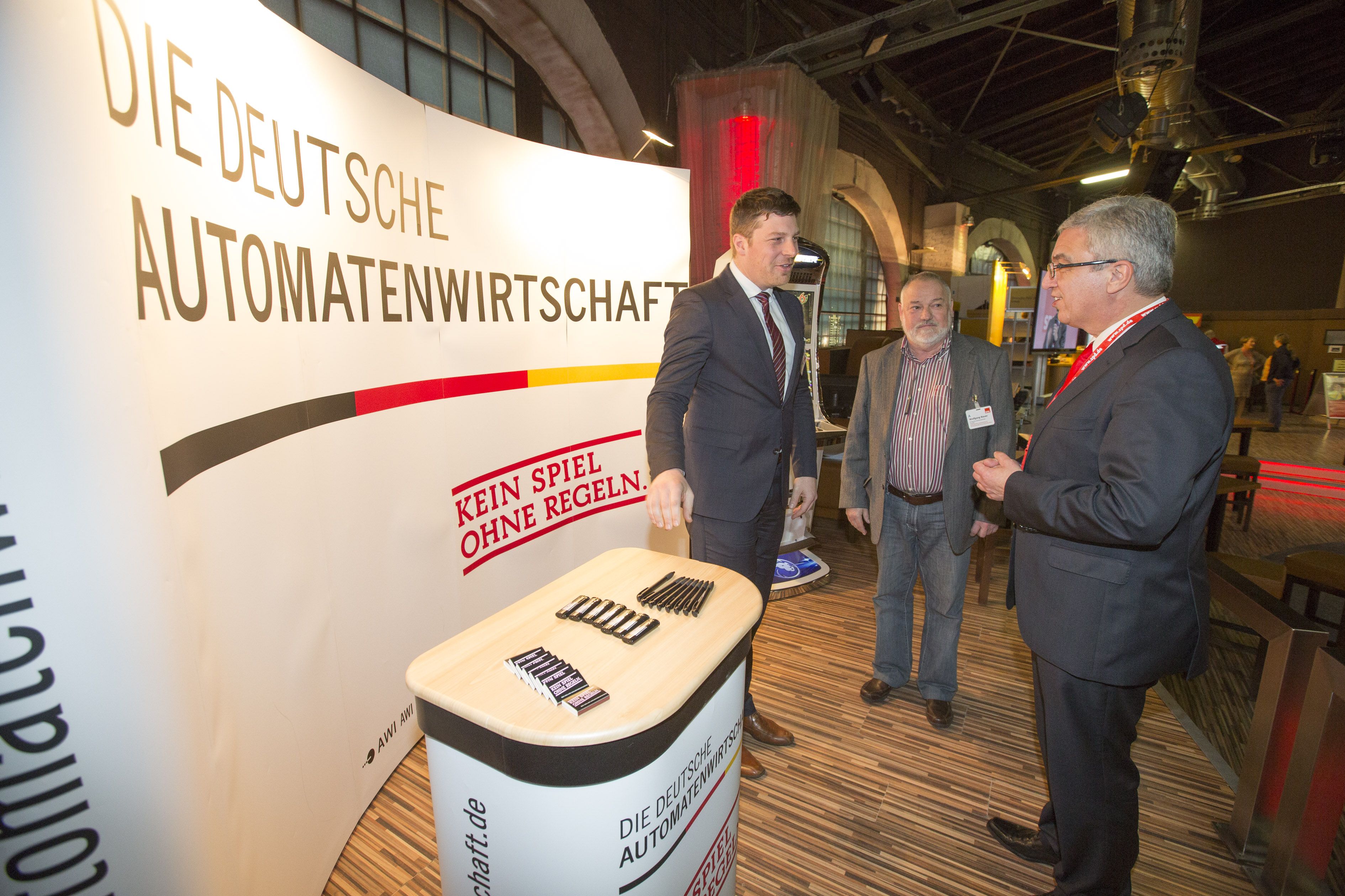Christian Quandt und Wolfgang Bauer im Gespräch mit Innenminister Roger Lewentz Foto: Reiner Voß / view - die agentur