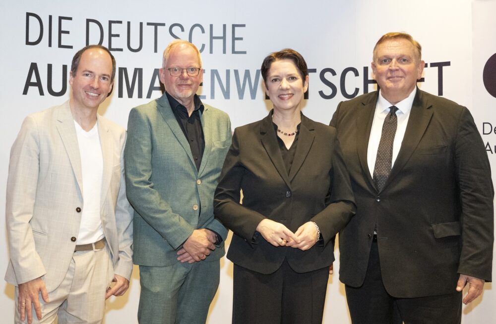Foto AWI/DAW/Coscia (v.l.n.r.): Nico Ernstberger (Beauftragter für DAW-Länderkommunikation in Nordrhein-Westfalen), Thomas Plöger (DAV), Silke Gorißen (Ministerin für Landwirtschaft und Verbraucherschutz), Georg Stecker (DAW)